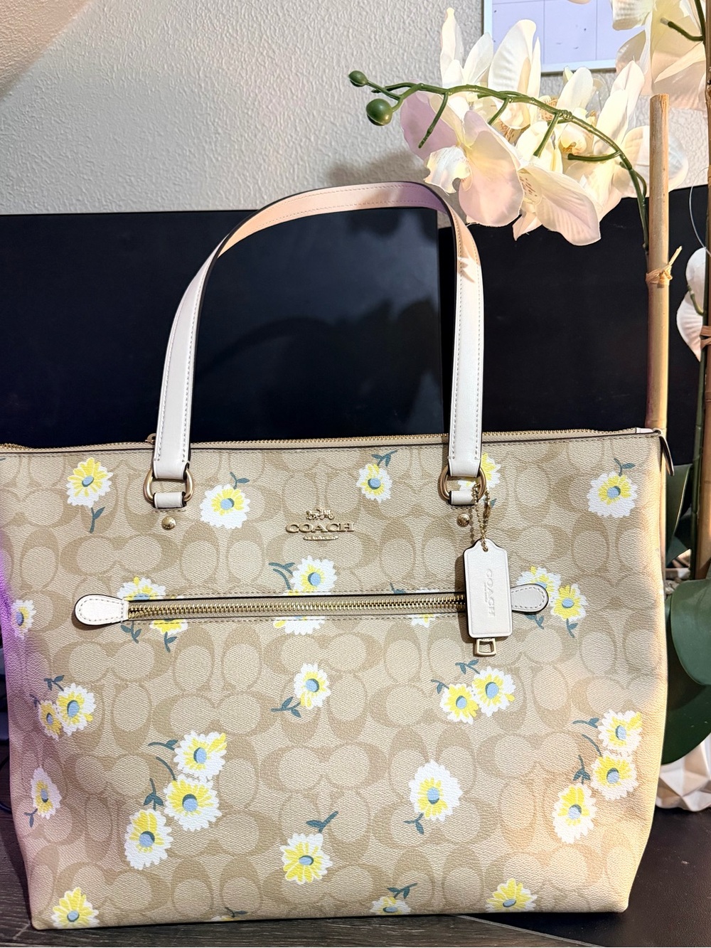 NWOT Coach Gallery Tote Daisy print with gold accents